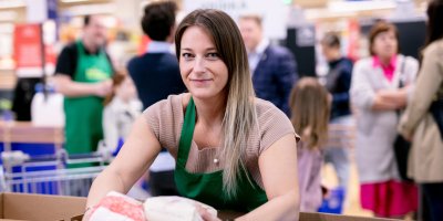 Dobrovolnice pomáhající během potravinové sbírky