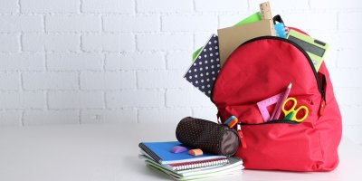 Batoh plný školních potřeb