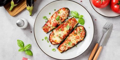 Grilovaný lilek s rajčaty na talíři