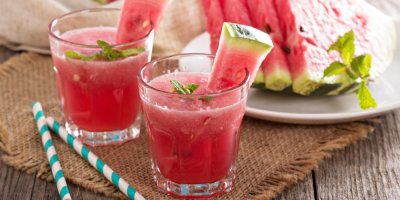 Dvě sklenice s melounovou šťávou