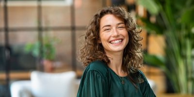 Usmívající se mladá žena