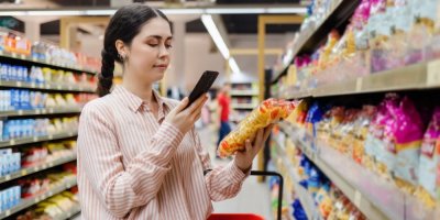 Žena skenuje výrobek v obchodě