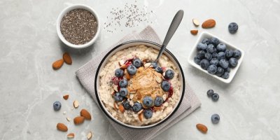 Ovesná kaše s ořechovým máslem, borůvkami, mandlemi a chia semínky