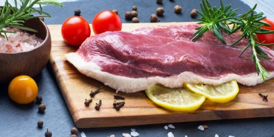 Syrové kachní maso na dřevěném prkénku