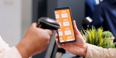 Člověk skenuje slevový kupon na akci Black Friday v mobilu jiné osoby