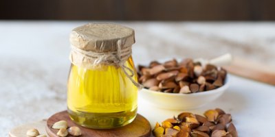 Olej z bukvic, bukvice v pozadí