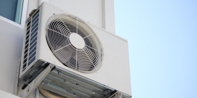 Venkovní jednotka klimatizace, která vypouští teplo do okolí