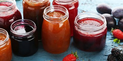 Ovocné marmelády ve sklenicích, jahody, ostružiny, švestky