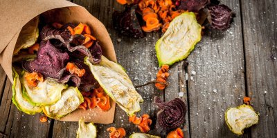 Domácí chipsy z řepy, mrkve a cukety