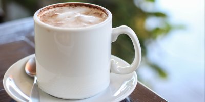 Našlehaná horká čokoláda v hrnku