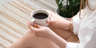 Žena si dává kávu doma