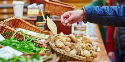 Pán platí za houby na trhu