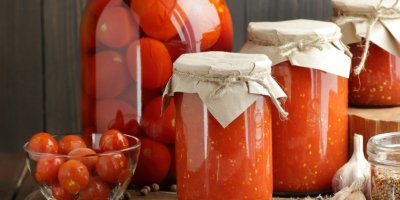 Zavařená rajčata ve sklenicích