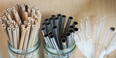 Bambusová a nerezová brčka spolu s kartáčky