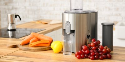 Odšťavňovač, sklenice, mrkve, citron, hrozny