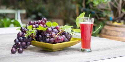 Hrozny v mělké míse, hroznová šťáva ve sklenici