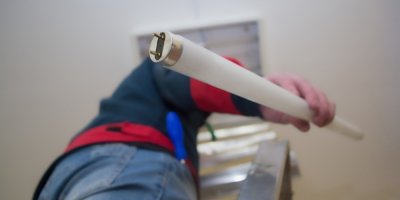 Muž zapojuje stropní zářivku