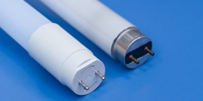 LED světelná trubice a zářivka na modrém pozadí