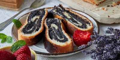 Maková buchta, jahody a levandule v pozadí