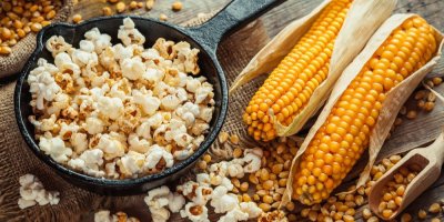 Popcorn na pánvi a kukuřice