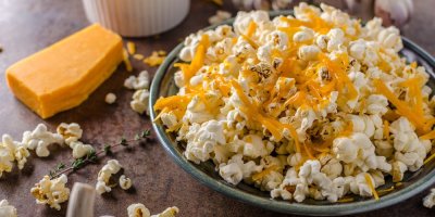 Popcorn se strouhaným sýrem