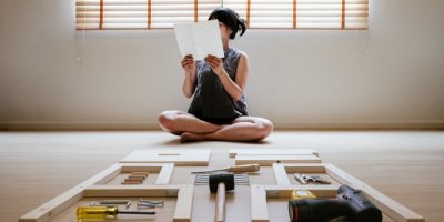 Mladá žena sestavuje nábytek