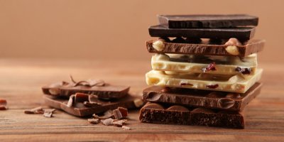 Jednotlivé druhy čokolády naskládané na sobě