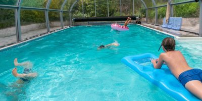 Děti si hrají v zastřešeném bazéně