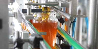 Plnění sklenice medem