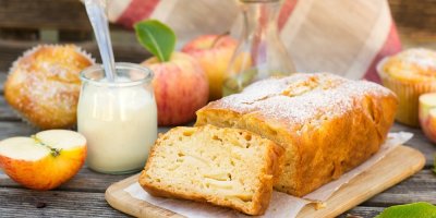 Koláč  na prkénku a jablka