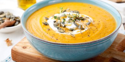 Dýňová polévka v modré misce