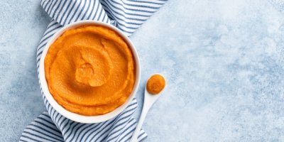 Dýňová kaše na modrém pozadí