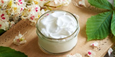 Sklenice „kaštanové“ masti mezi listy a květy „kaštanu“