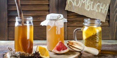 Kombucha ve sklenicích