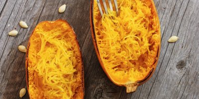 Rozpůlená špagetová dýně a vlákna z její dužiny