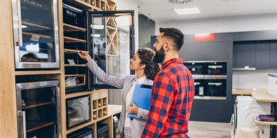 Muž se ženou vybírají vinotéku v obchodě