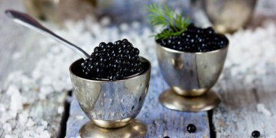 Černá kaviár ve dvou luxusních miskách