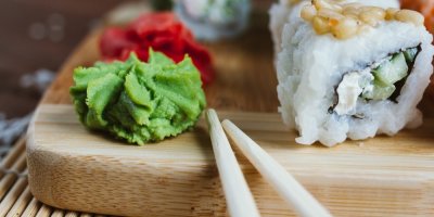 Sushi s wasabi pastou