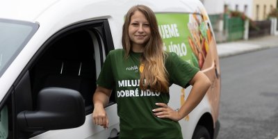 Kurýrka online supermarketu Rohlík.cz