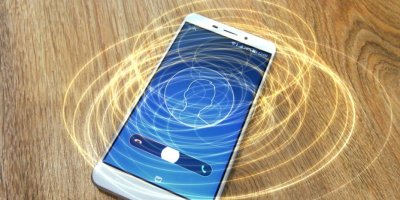 Mobil položený na stole, vydávající elektromagnetické záření