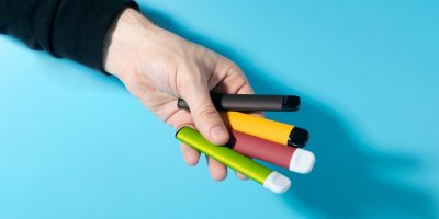 Ruka držící elektronické cigarety