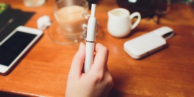 Žena držící nahřívaný tabák