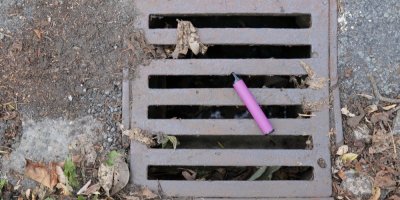 Elektronická cigareta ležící na kanálu