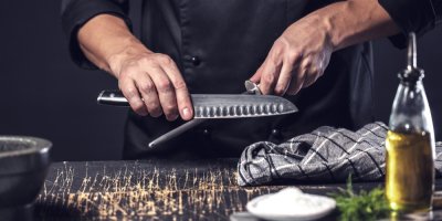 Kuchař brousí ocílkou