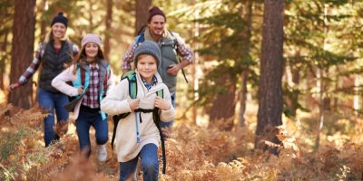 Rodina běží v lese