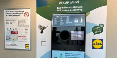 Automat na vracení lahví v supermarketu Lidl