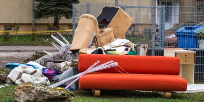 Nepořádek u popelnic