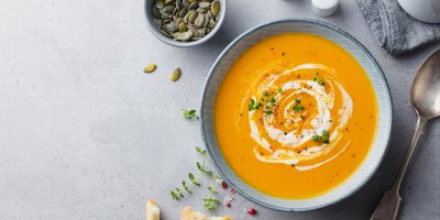 Talíř s dýňovým krémem, mistička s dýňovými semínky