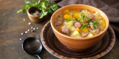 Miska se zelňačkou s klobásou, lžíce