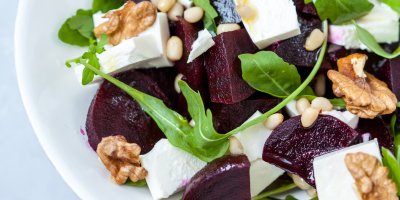 Kousky řepy s kozím sýrem, vlašskými ořechy, rukolou a piniovými oříšky